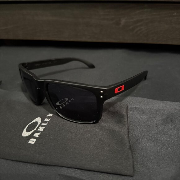 NEW Oakley Holbrook Mens Sunglasses 9102 Black Matte Frame Red Icons - Picture 3 of 7
